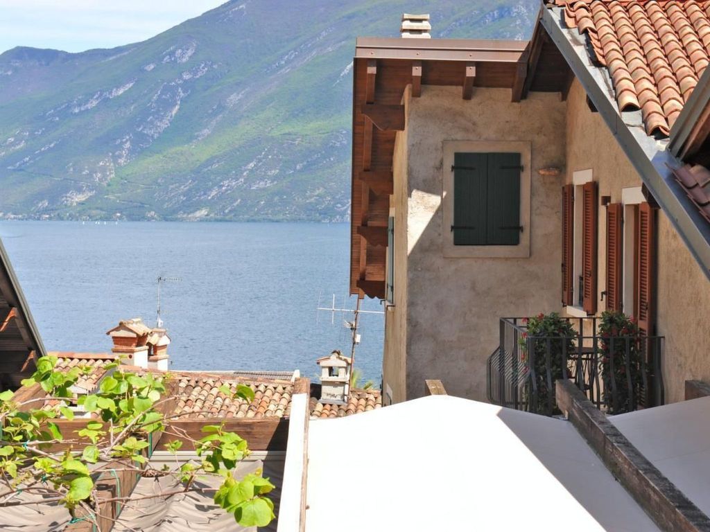 Große Wohnung in Limone Sul Garda mit Terrasse und Garten und Nah am Strand