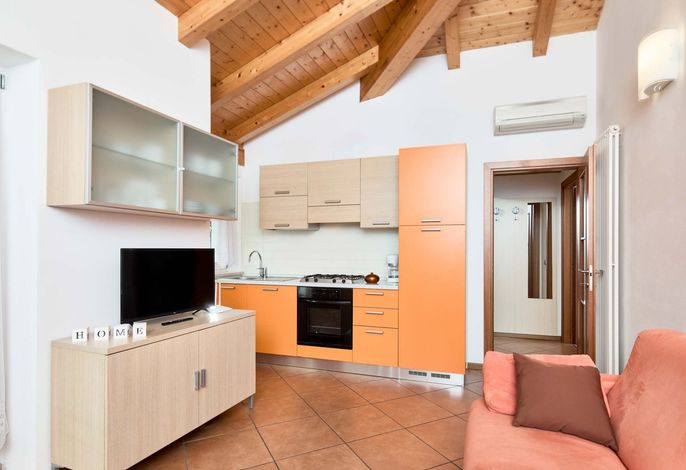 Schönes Dachgeschosszimmer mit großem Balkon BV5 .1
