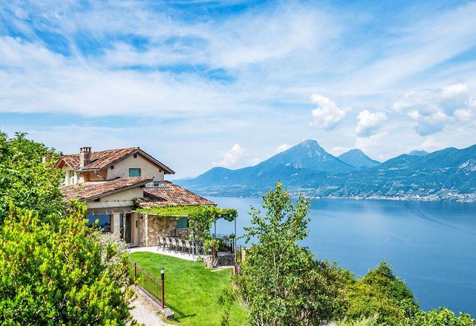 Villa mit schönem Seepanorama und Naturteich