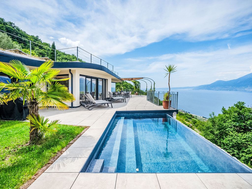 Alleinstehende Villa mit Pool und Traumaussicht