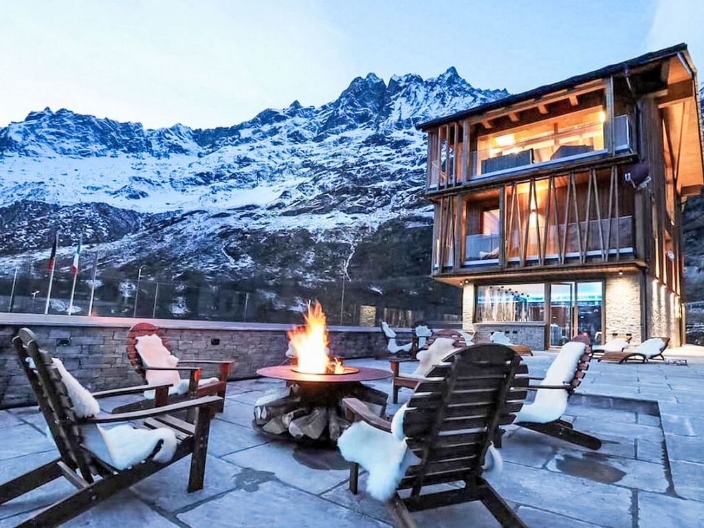 5BR Lovely Mountain Home with View