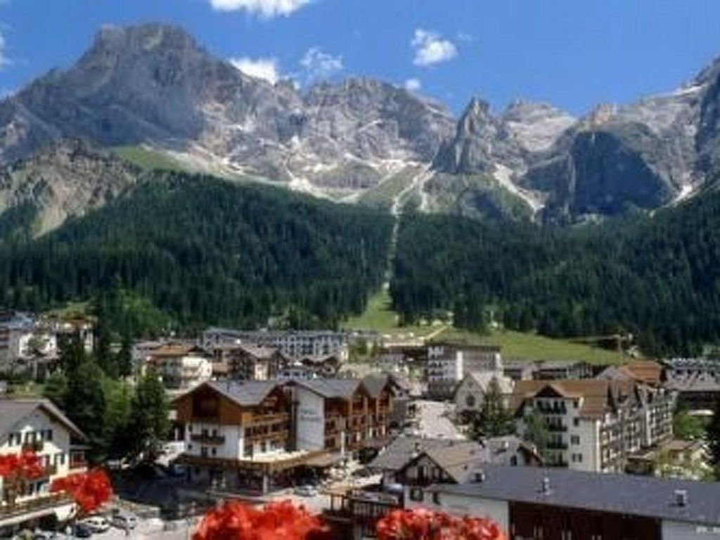 Romantisches Chalet in den Wiesen der Dolomiten