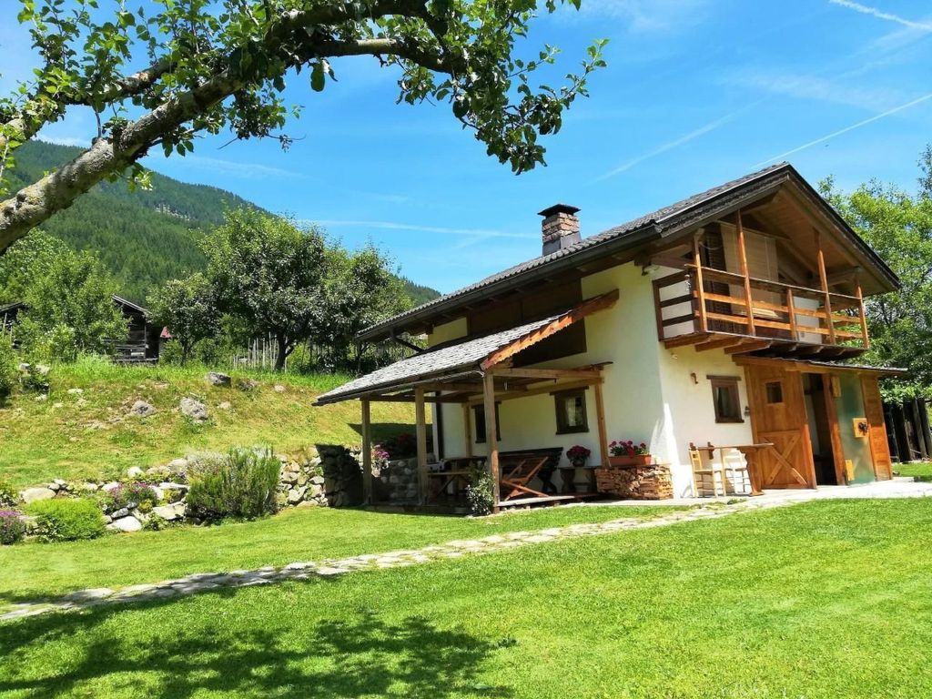 Romantisches Chalet in den Wiesen der Dolomiten