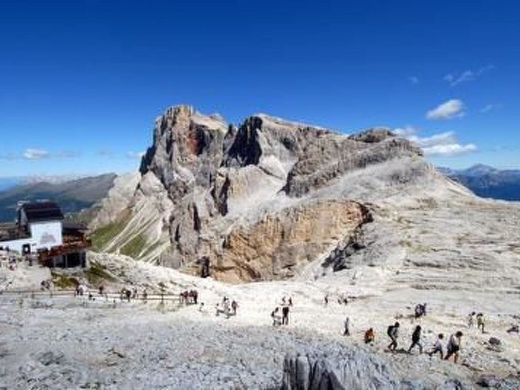 Romantisches Chalet in den Wiesen der Dolomiten