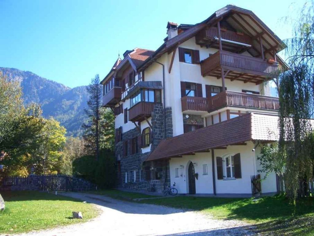 VILLA - LAURIN
