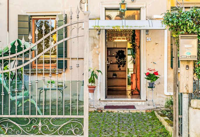 Private Garden Apartment