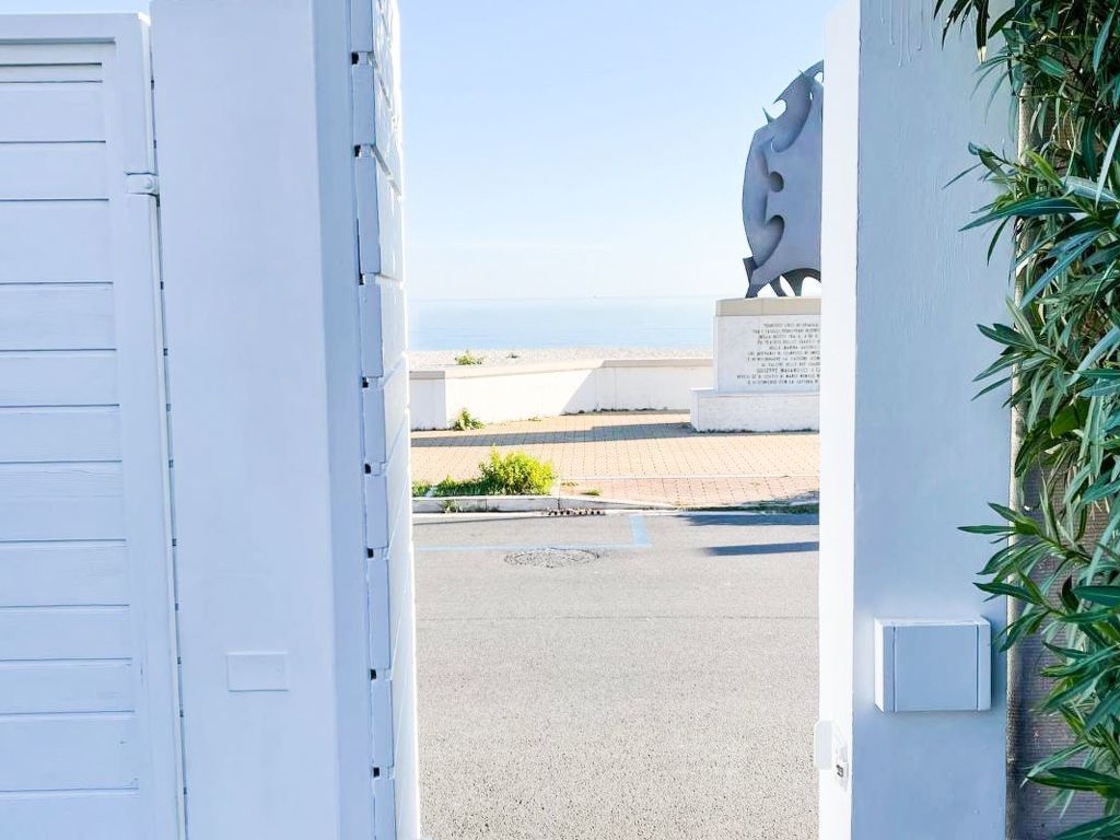 Elegante Villa am Strand, Jacuzzi und Garten