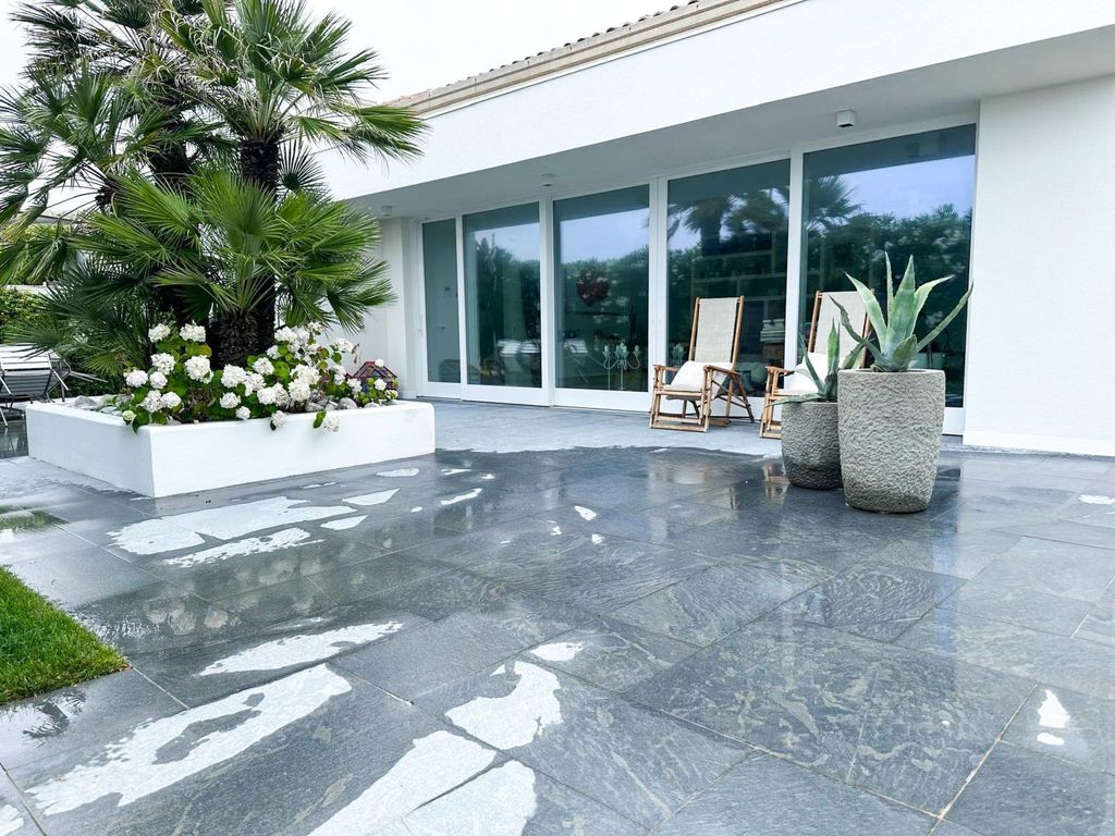 Elegante Villa am Strand, Jacuzzi und Garten