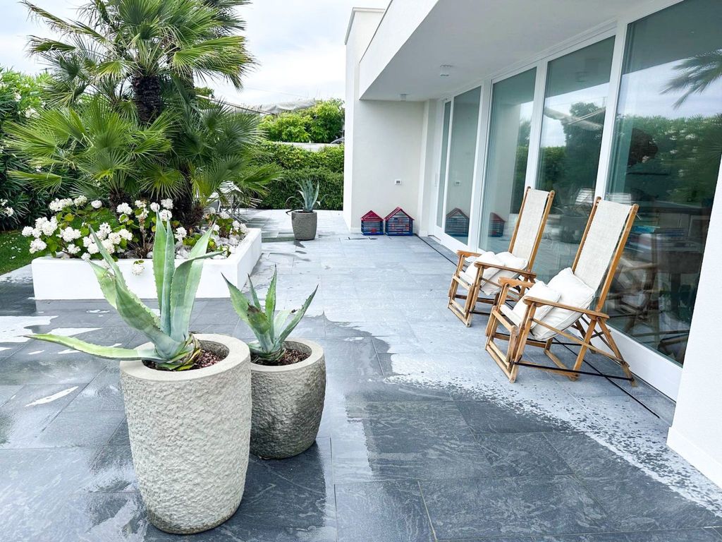 Elegante Villa am Strand, Jacuzzi und Garten