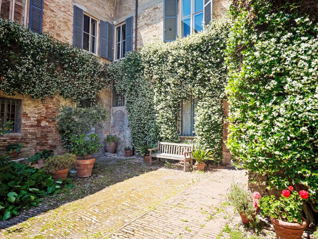 Dimora storica del 1400 con balcone