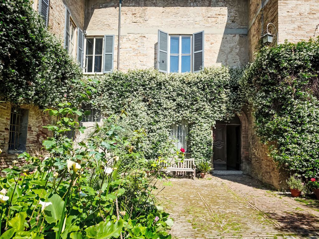 Dimora storica del 1400 con balcone