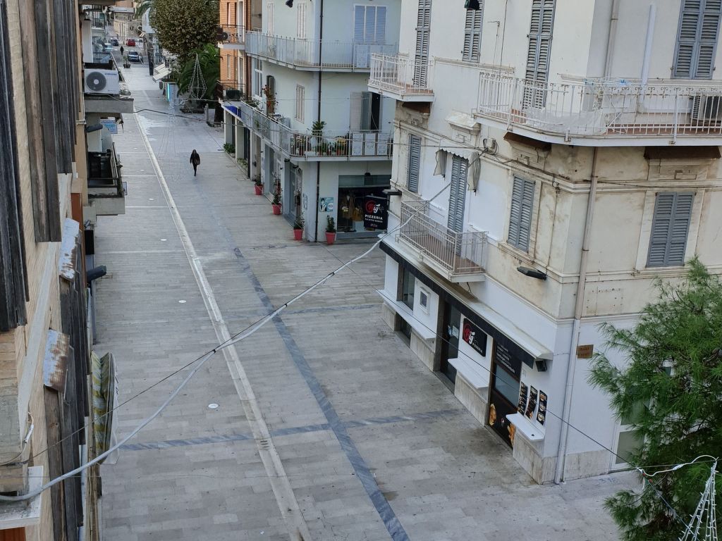 Die Hauptstraße von Grottammare, 50 Meter vom Meer entfernt