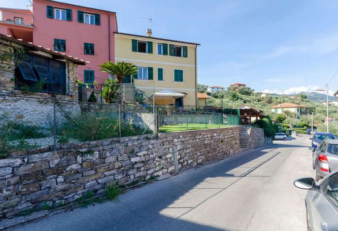 Wohnung im zweiten Stock mit Parkplatz und Garten