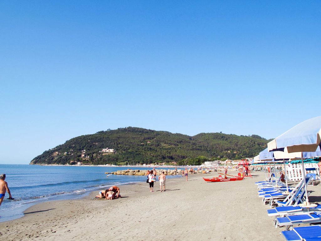 Zypressen, ein Haus im Wald an der ligurischen Riviera
