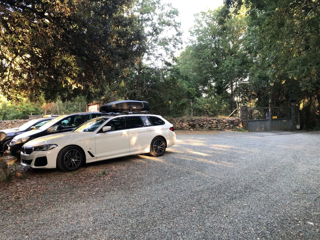Zypressen, ein Haus im Wald an der ligurischen Riviera