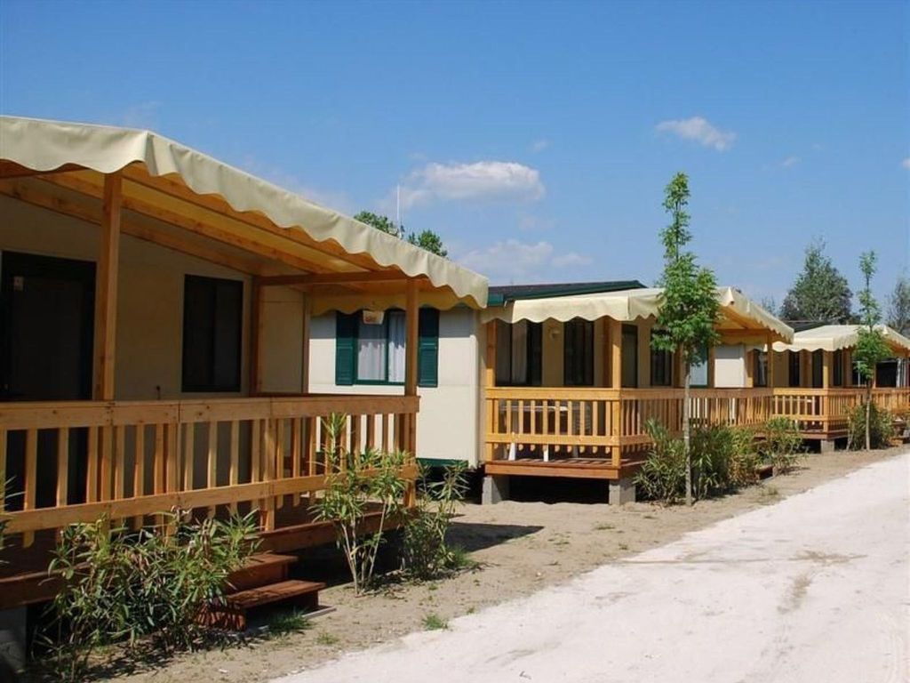 Mobilheim auf einem Campingplatz in der Nähe des Meeres, Pisa,
