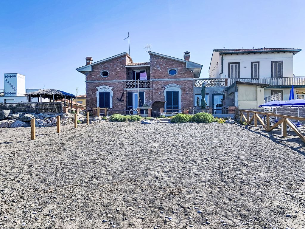 Oblo e Ginepro sul mare