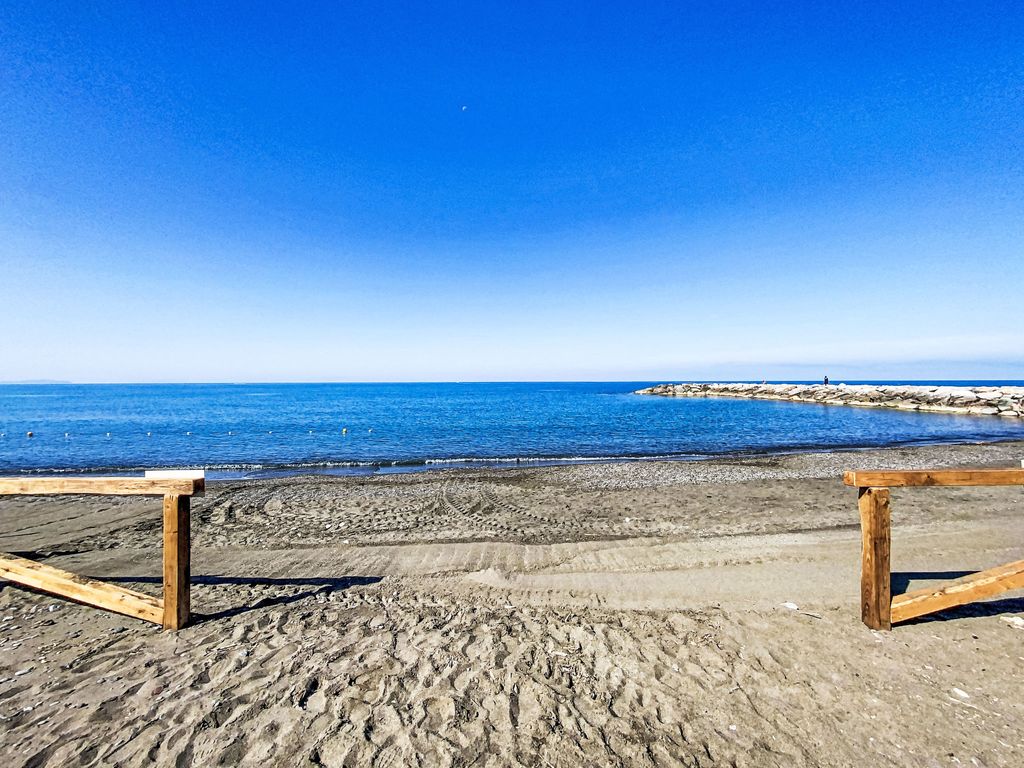 Oblo e Ginepro sul mare