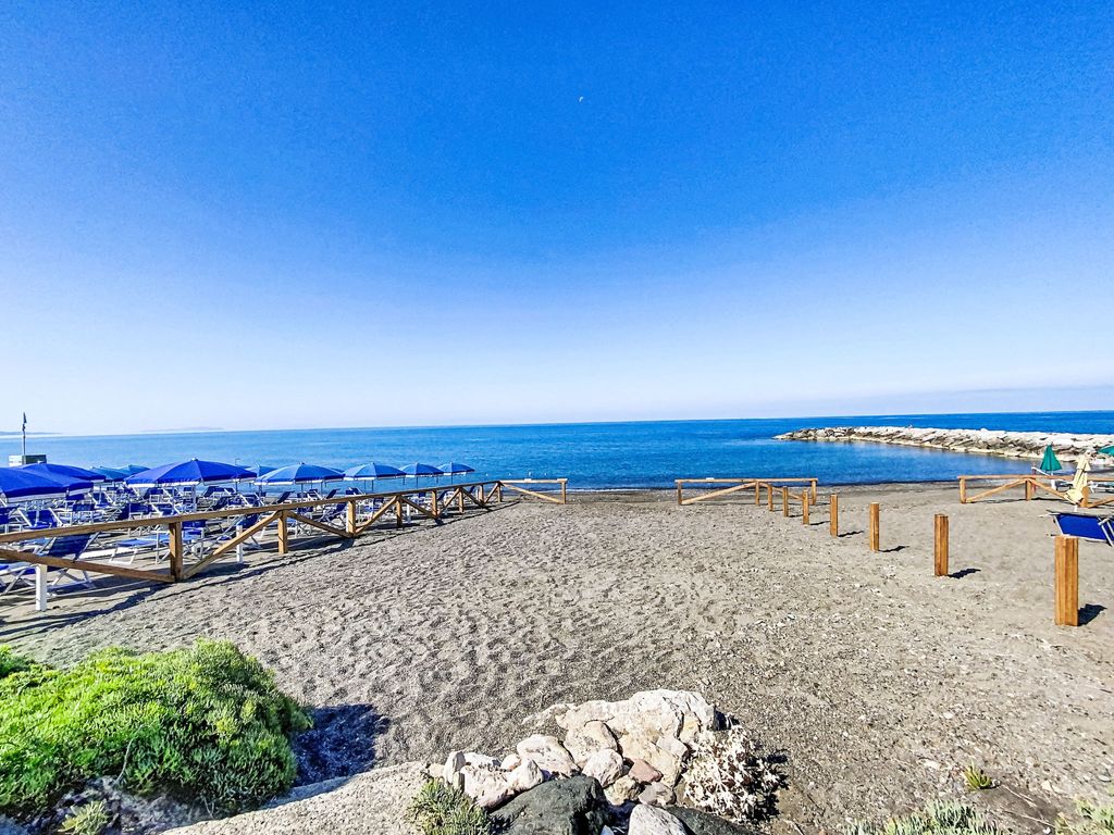 Oblo e Ginepro sul mare