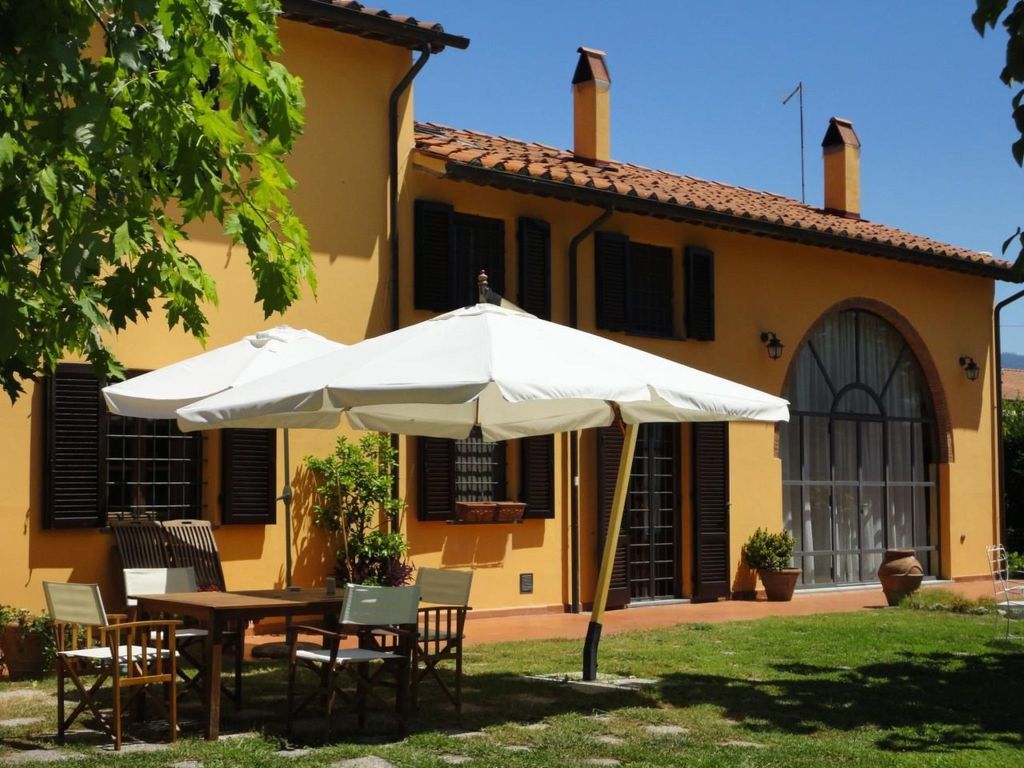 Wohnung in Cascina mit Privatparkplatz