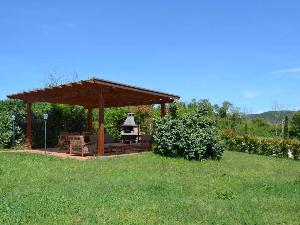 Superior Drei-Zimmer-Wohnung mit Garten und Pavillon