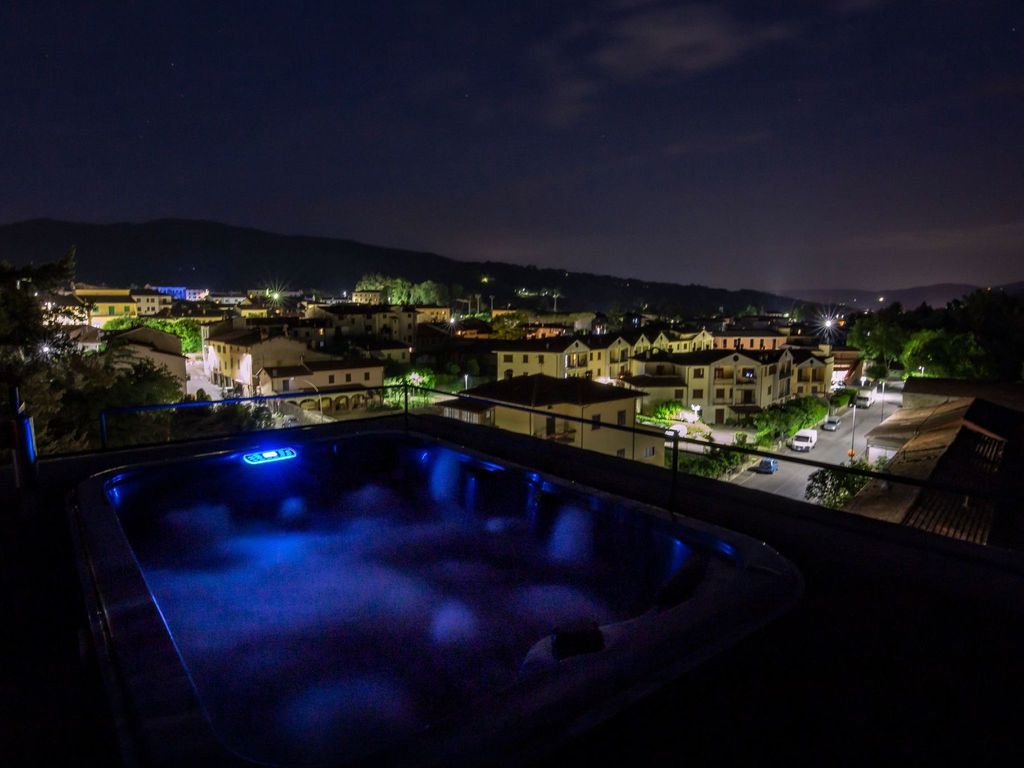 Medieval Tower mit Whirlpool auf der Dachterrass
