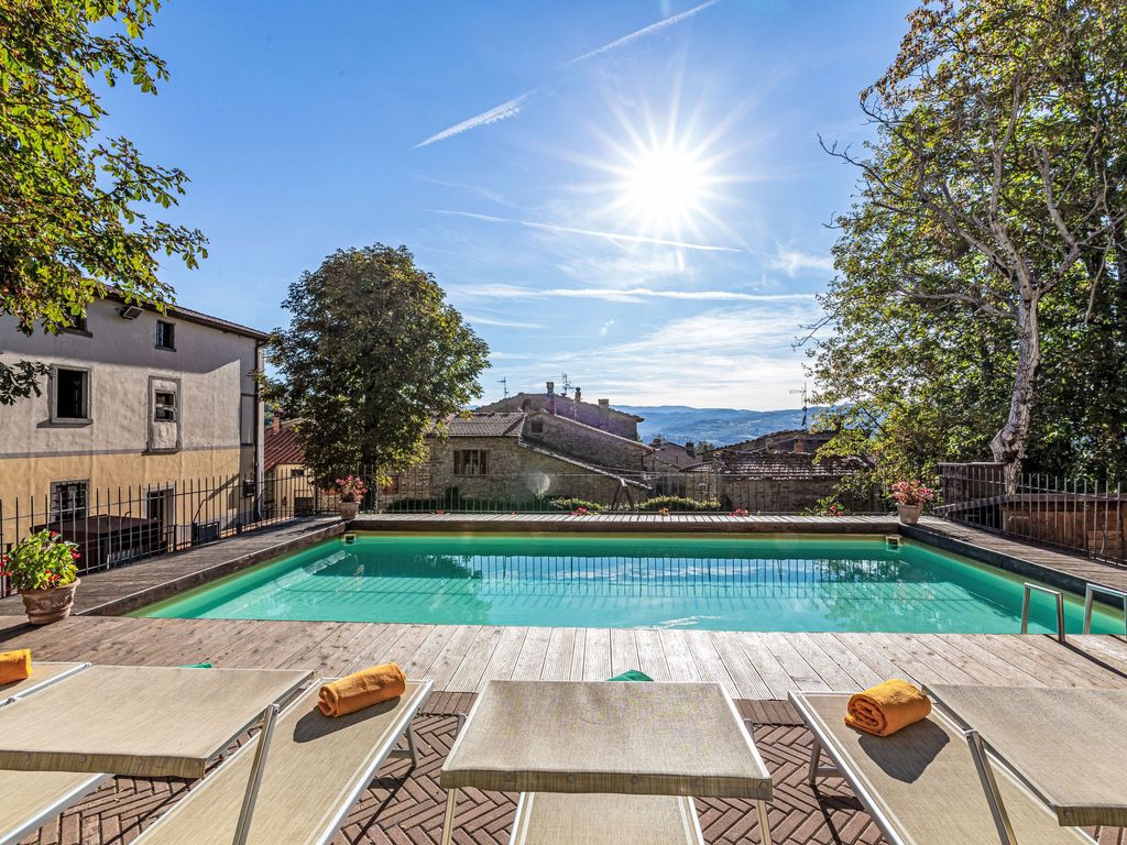 Wohnung in einer alten Villa mit Schwimmbad