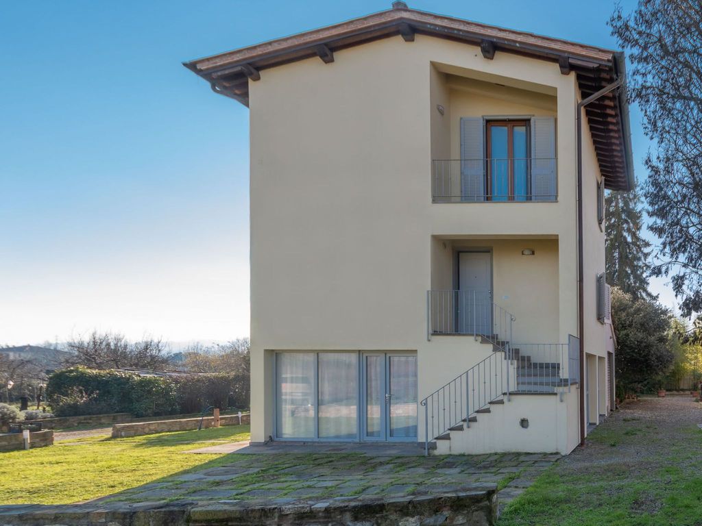 Modernes Haus mit Garten und privatem Parkplatz