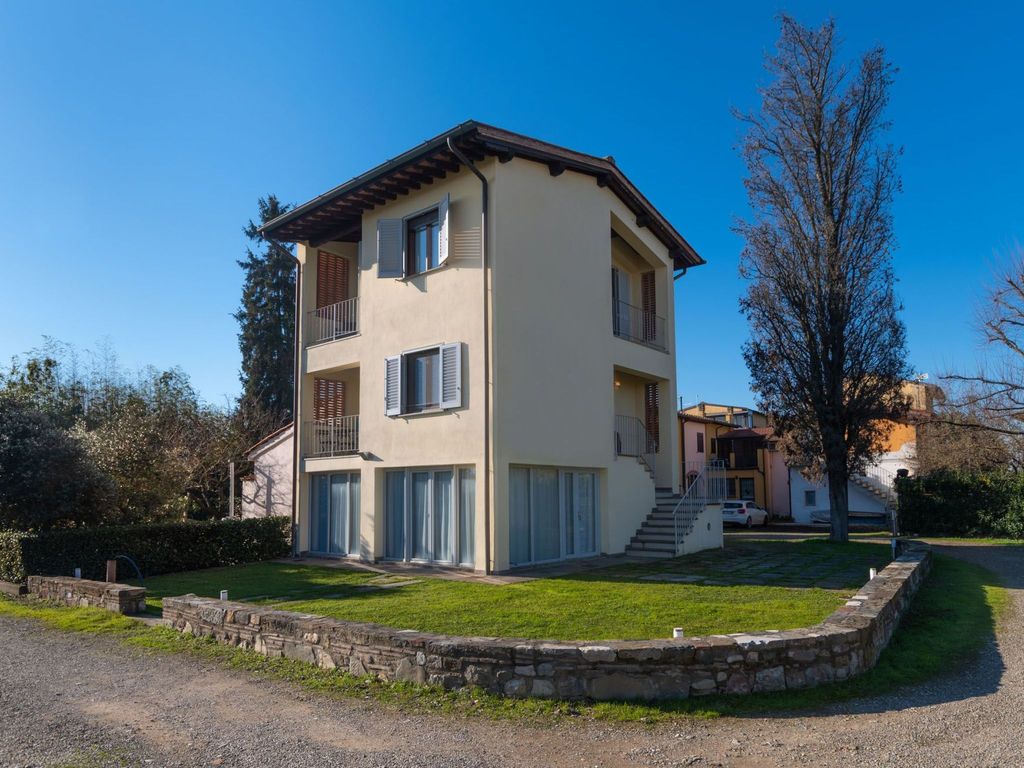 Modernes Haus mit Garten und privatem Parkplatz