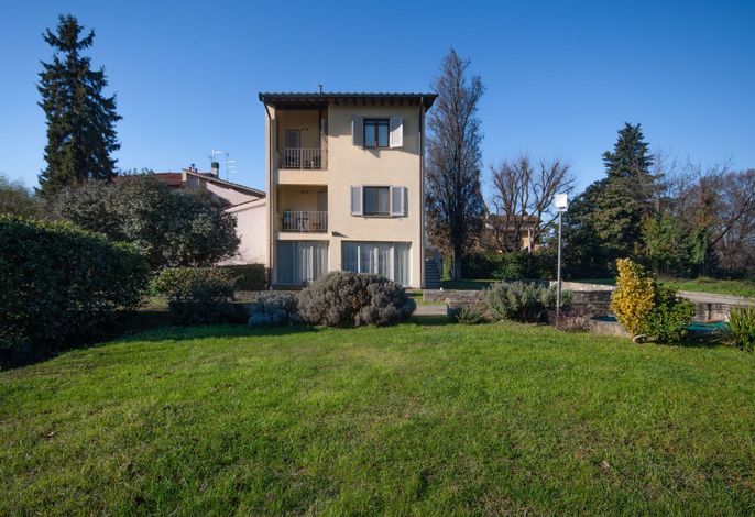 Modernes Haus mit Garten und privatem Parkplatz