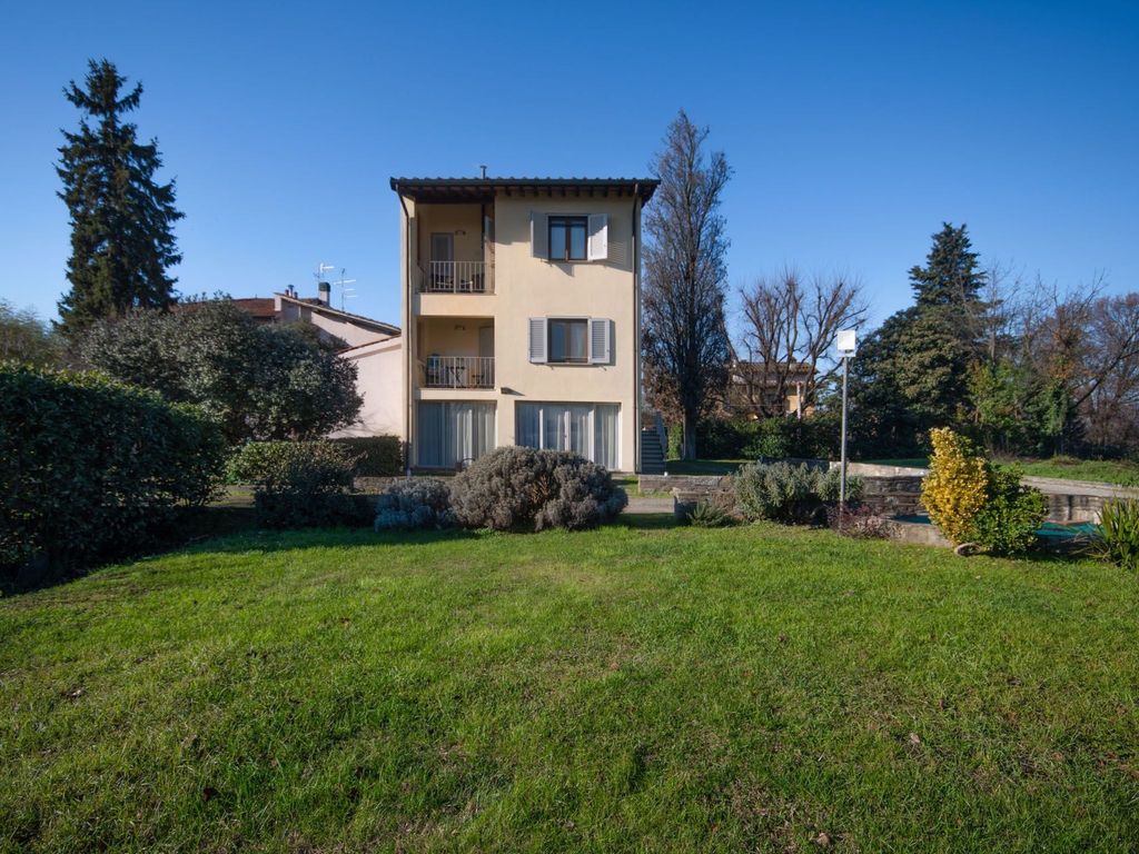 Modernes Haus mit Garten und privatem Parkplatz