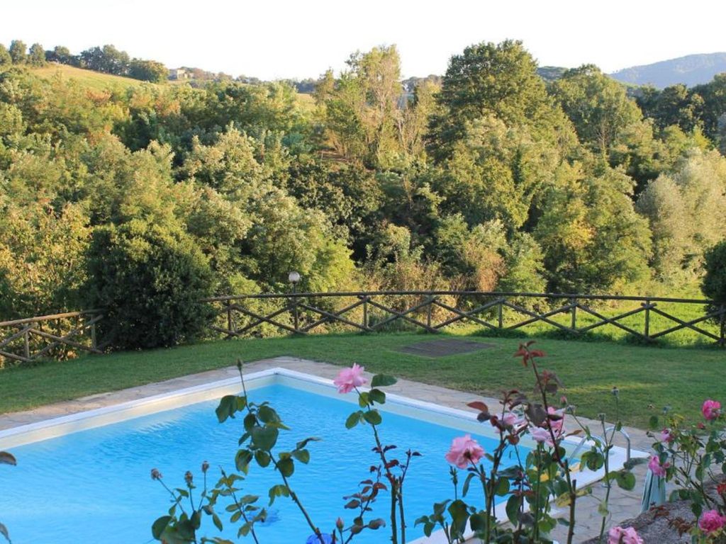 Rustikale Eleganz mit Blick auf die umbrische La