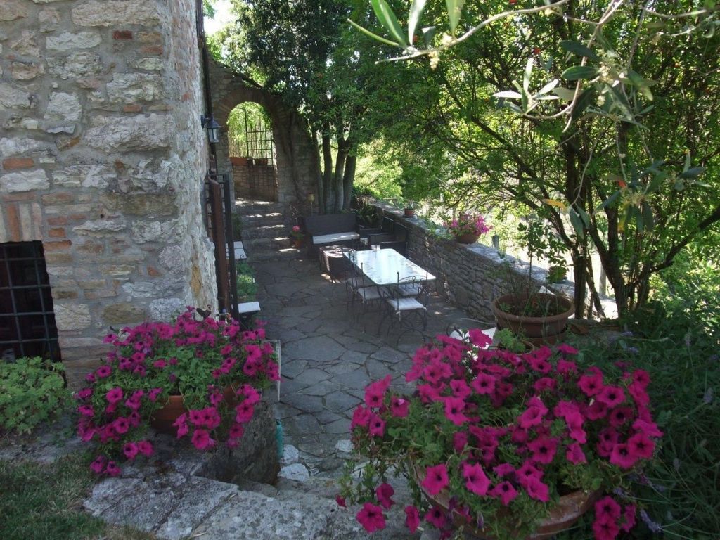 Altes Steinhaus mit Garten