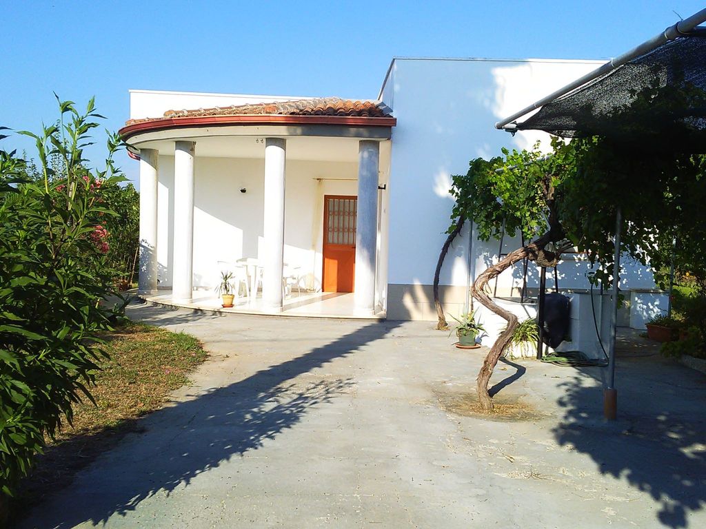 Kleine Villa mit geschlossenem Garten in Parabita