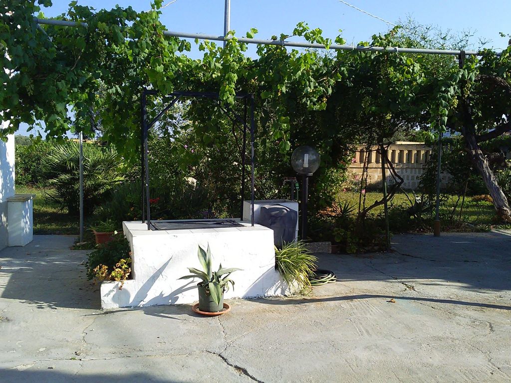 Kleine Villa mit geschlossenem Garten in Parabita