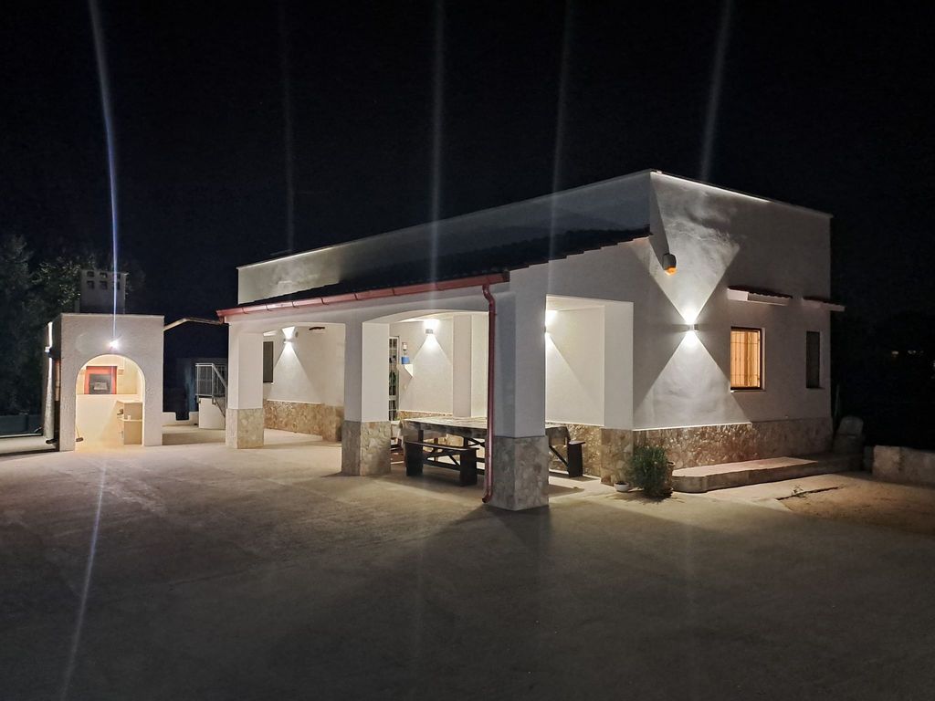 Bauernhof mit Schwimmbad und Babypark Brindisi am Meer
