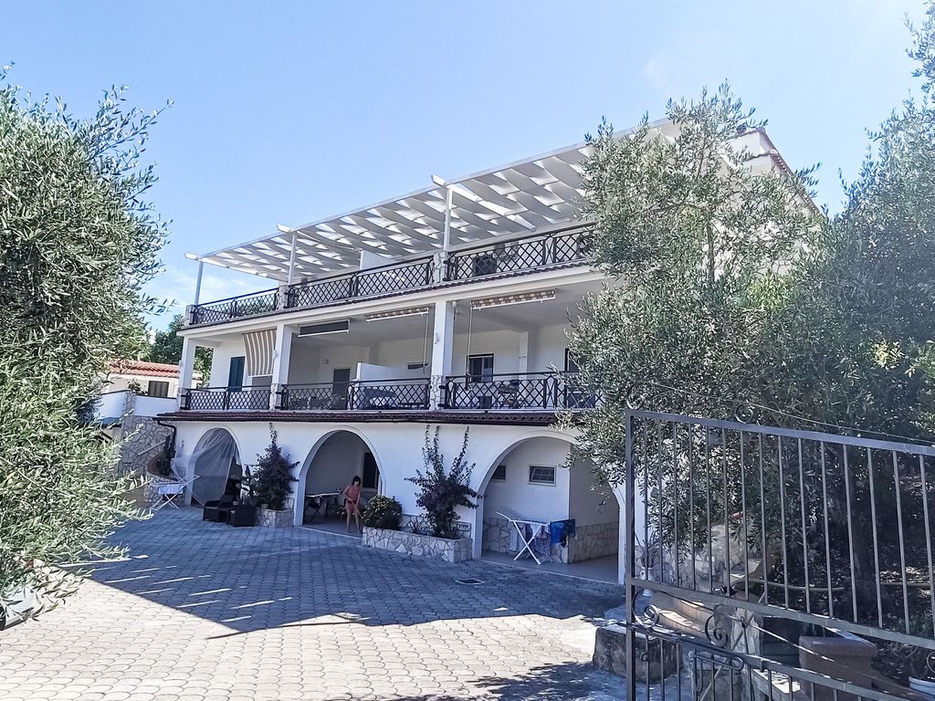 Quadrilocale in villa con piscina