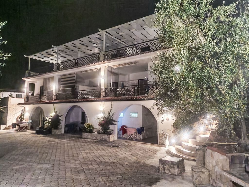 Quadrilocale in villa con piscina