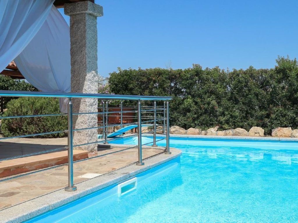 Haus in Budoni mit Schwimmbad und Privatparkplatz