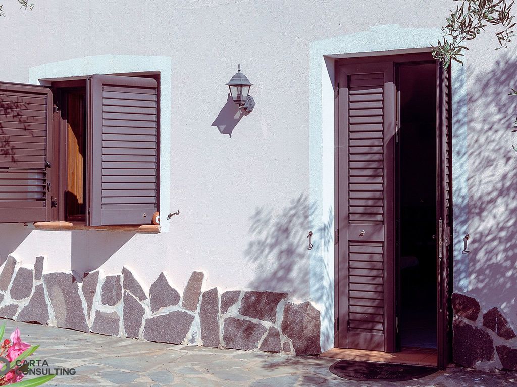 Haus in Punta Molara mit Garten und Grill