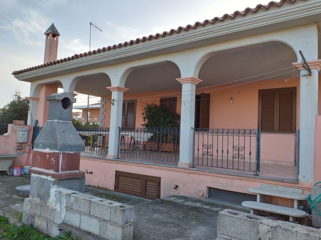Haus in La Caletta mit privatem Parkplatz
