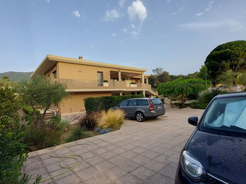 Unterkunft in der 'Villa Luigi' mit oberirdischem Pool