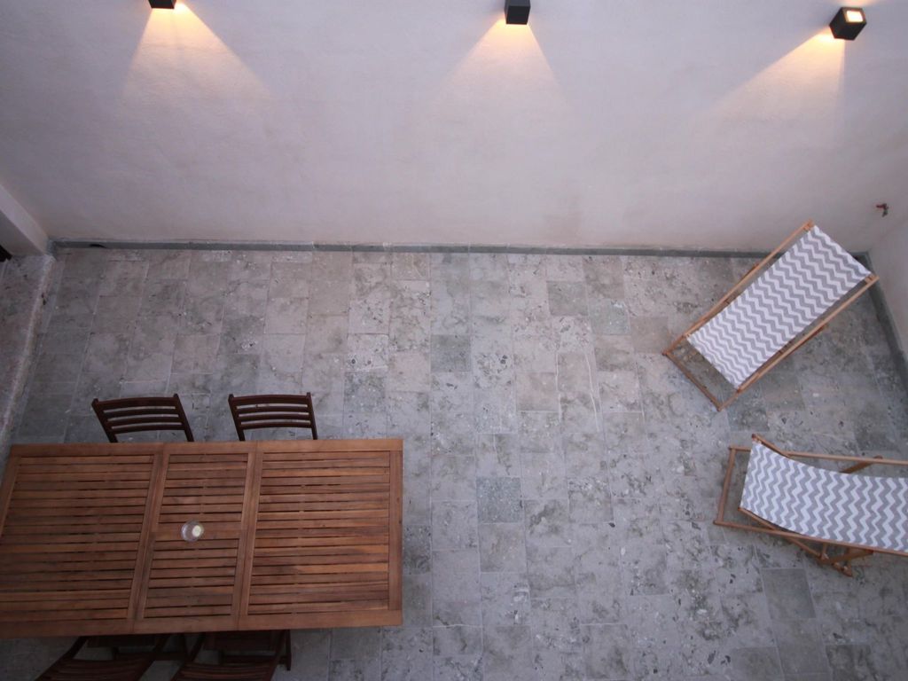 mit Terrasse