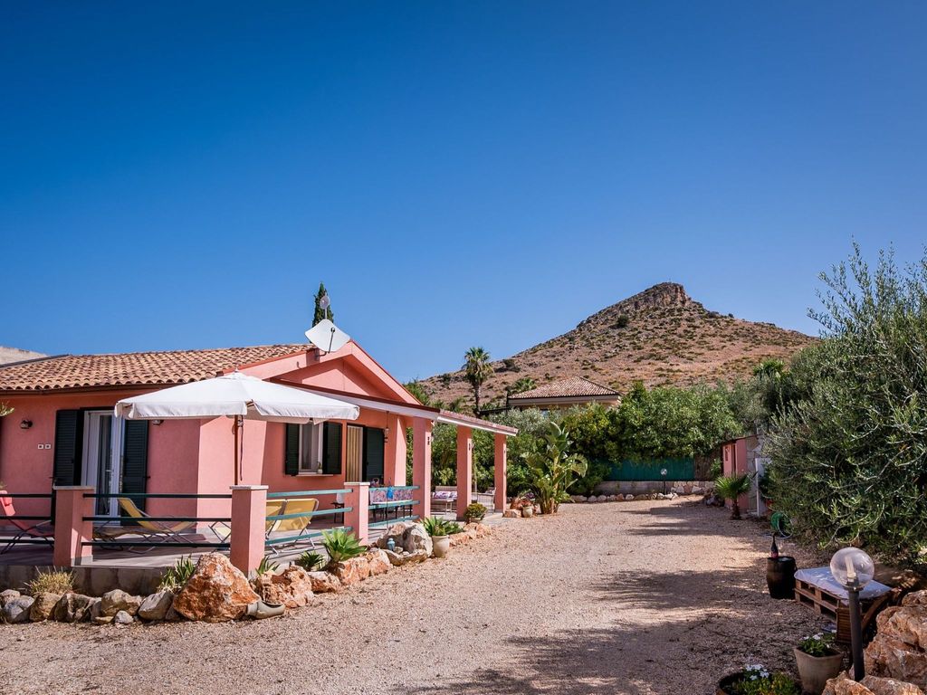 in Castellammare Del Golfo mit Großem Garten und