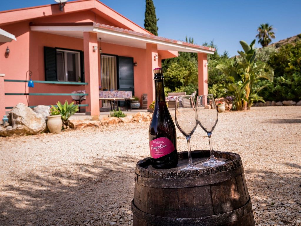 in Castellammare Del Golfo mit Großem Garten und