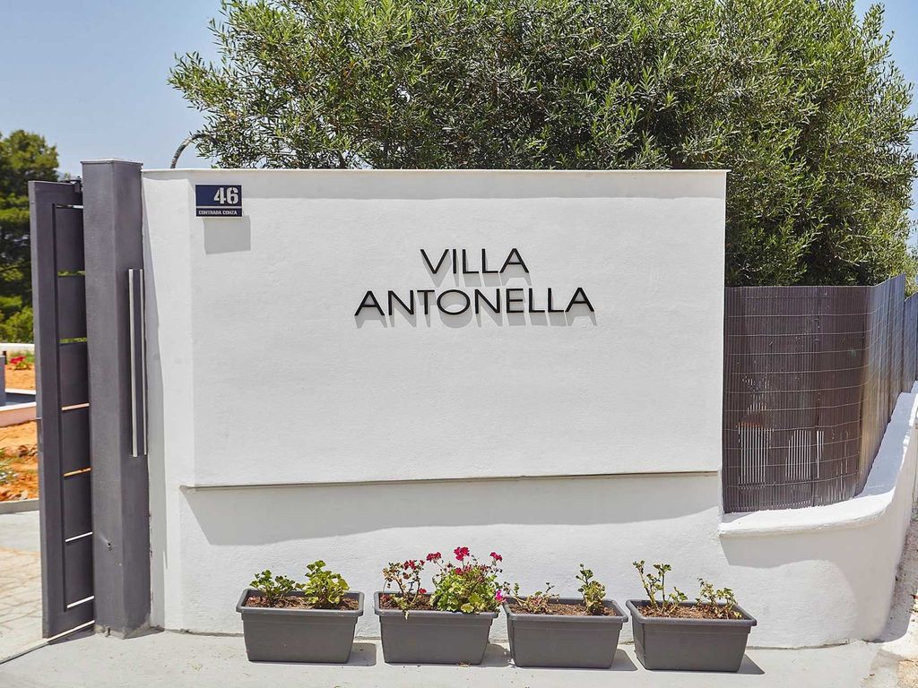Charming Villa Antonella with pool and sea view