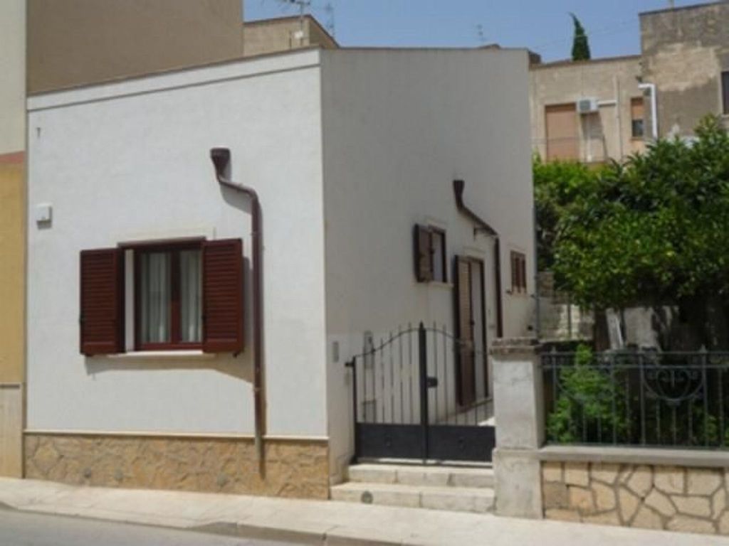 Wohnung in Custonaci mit Kleinem Garten