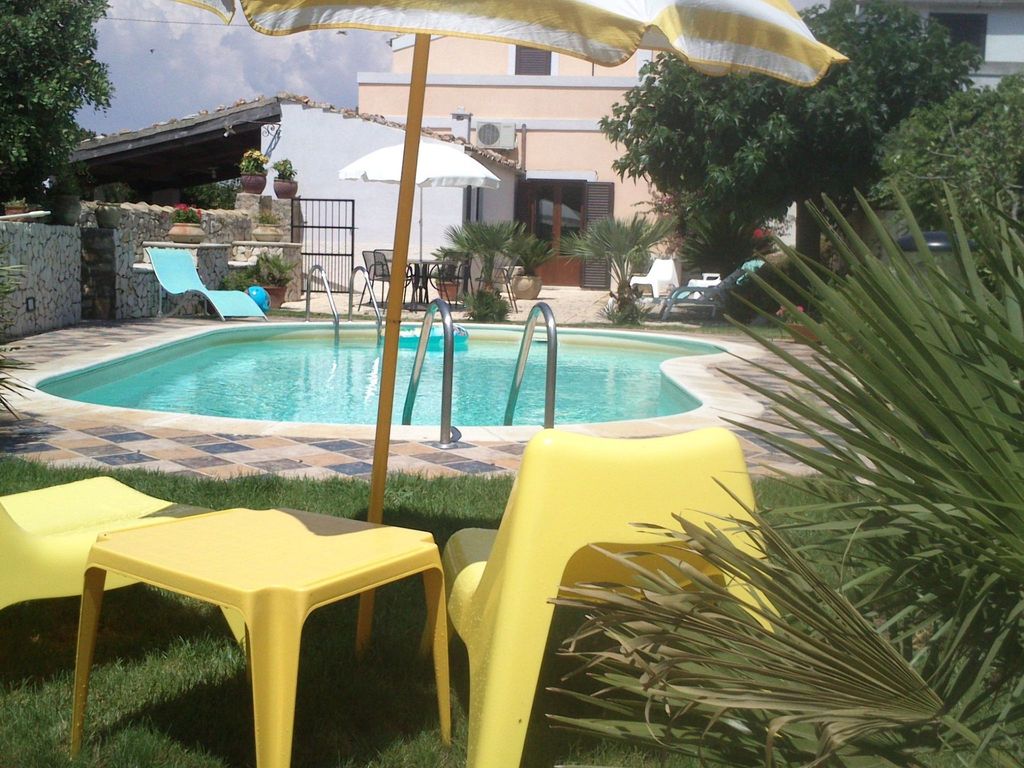 "Villa mit Pool