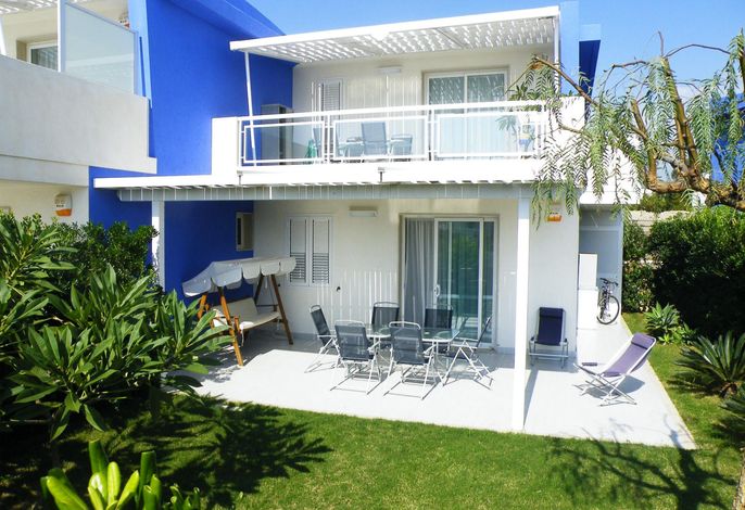 in Marina Di Ragusa mit Terrasse, Grill und Garten