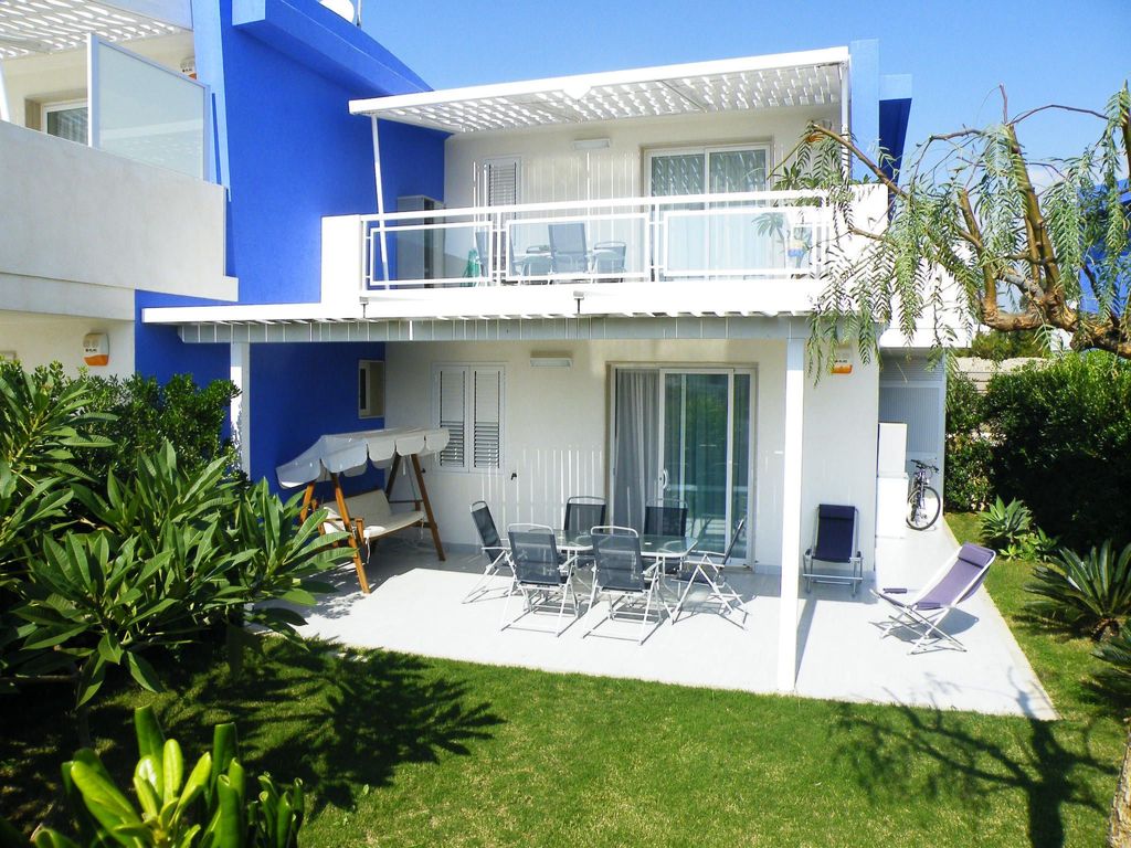 in Marina Di Ragusa mit Terrasse, Grill und Garten